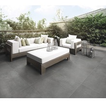 Terrasse mit grauen Fliesen, Sofa, Sessel und Couchtisch