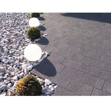 Gartenweg gepflastert mit Betonsteinen, dekoriert mit Kies, Kugelleuchten und Buchsbaumkugeln