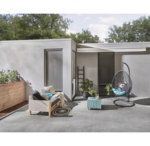 Terrasse mit Sitzgelegenheiten, Sonnenschutz und Pflanzen