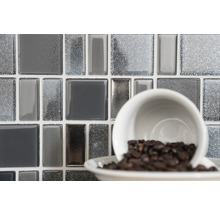Mosaikfliesen in Grau mit Kaffeetasse und Kaffeebohnen