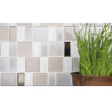 Detailaufnahme einer Wand mit Glasmosaikfliesen und Dekoration