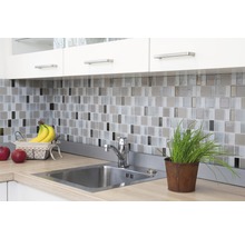 Küchenspüle mit Armatur, Mosaikfliesen und dekorativen Elementen