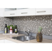 Helle Küche mit Spüle, Mosaikfliesen und Küchenutensilien