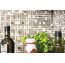 Mosaikfliesenwand in Küche mit Olivenöl und Basilikum