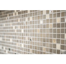 Wandfliesen mit quadratischem Mosaikmuster