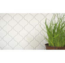 Muster aus weißen Fliesen im arabischen Stil