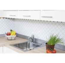 Küchenszene mit Spüle, Armatur und dekorativer Rückwand