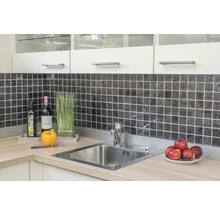 Küchenszene mit Spüle, Armatur, Mosaikfliesen und Dekoration