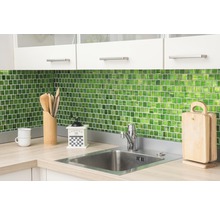 Küchenszene mit grünen Mosaikfliesen, Spüle und Arbeitsplatte