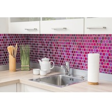 Küchenspüle mit Armatur vor Mosaikfliesen