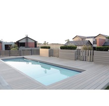 Swimmingpool mit Holzdeck und Holzzaun vor Wohnhäusern