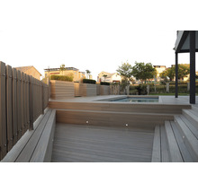 Terrasse mit Pool und Holzdeck sowie passendem Zaun