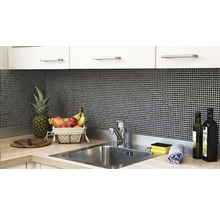 Küchenspüle mit Armatur, Mosaikfliesen und Küchenutensilien