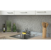 Küchenszene mit Spüle, Armatur, Mosaikfliesen und Küchenutensilien