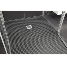 Badezimmer mit dunklen quadratischen Fliesen, Duschkabine und Abfluss