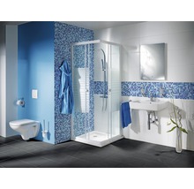 Modernes Badezimmer mit Dusche, Waschbecken, Spiegel und Toilette