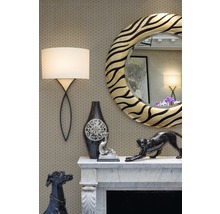 Dekorativer Kamin mit Spiegel, Lampe und dekorativen Figuren auf einem Mosaikhintergrund.