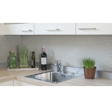 Küchenspüle mit Armatur, Dekoration und Mosaikfliesen