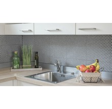 Küchenspüle mit Armatur und Mosaikfliesen