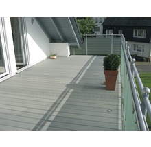 Terrasse mit grauen Terrassendielen, Geländer und Topfpflanzen.