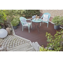 Gestalteter Garten mit Holzterrasse, Sitzgruppe und Pflanzen