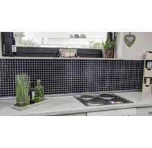 Küchenszene mit Mosaikfliesen, Herd und Dekoration