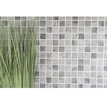 Quadratische Mosaikfliesen mit Holzoptik und Pflanze