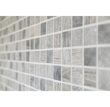 Nahaufnahme von kleinen, quadratischen Mosaikfliesen