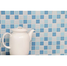 Teekanne aus Keramik vor einem Hintergrund aus Mosaikfliesen