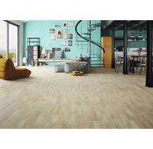 Heller Holzboden in einem hellen Wohnraum mit Wendeltreppe und Sitzgelegenheiten