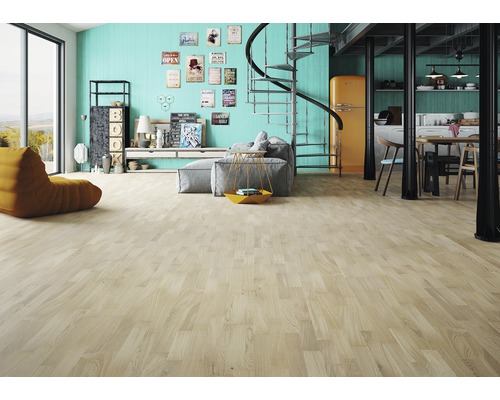 Heller Holzboden in einem hellen Wohnraum mit Wendeltreppe und Sitzgelegenheiten