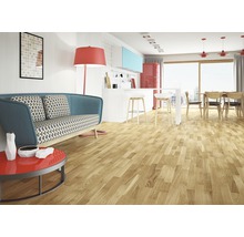 Heller Wohnraum mit Holzboden, Sofa, Tisch und Essbereich
