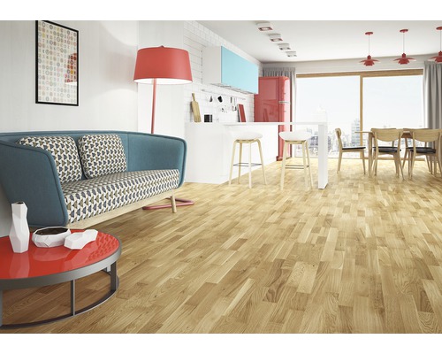 Heller Wohnraum mit Holzboden, Sofa, Tisch und Essbereich