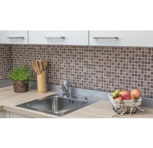 Küchenspüle mit Armatur, Dekoration und Mosaikfliesen