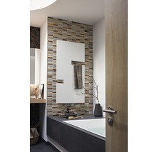 Badezimmer mit Badewanne, Spiegel, Fliesen und Badutensilien für ein helles und organisiertes Ambiente.