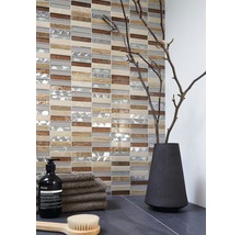 Badezimmer-Szene mit Mosaikfliesen, Handtüchern, Seife und Dekoration