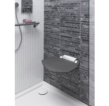 Duschbereich mit montiertem Duschklappsitz und Haltegriff