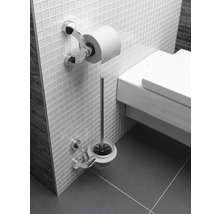 Badezimmer mit Toilettenpapierhalter, Toilettenbürste und Toilette