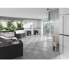 Geräumiges Badezimmer mit Badewanne, Dusche und Waschtischen