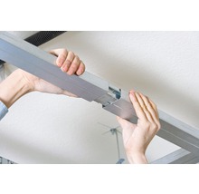 Hände verbinden Metallprofile für Trockenbau