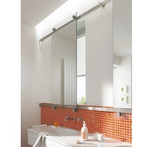 Badezimmer mit verschiebbarem Spiegel, Waschbecken und orangefarbenen Mosaikfliesen