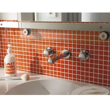 Badezimmer mit orangefarbenen Fliesen, Waschbecken und Armaturen