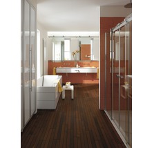 Helles Badezimmer mit Badewanne, Waschbecken, Dusche und Holzfußboden