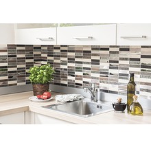 Küchenspüle mit Armatur vor Mosaikfliesen