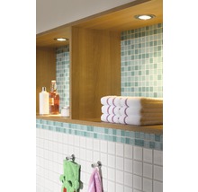 Badezimmer mit Regalen, Handtüchern und Fliesen