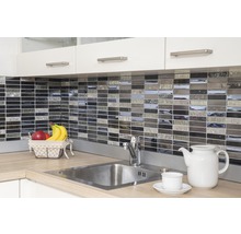 Küchenspüle mit Mosaikfliesenrückwand und Küchenutensilien