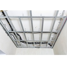 Deckenkonstruktion mit Metallprofilen und Kabeln