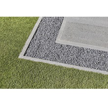 Gartengestaltung mit Kunstrasen, Kies und Steinplatten