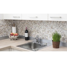 Küchenspüle mit Armatur, Fliesen, Weinflasche und Dekoration