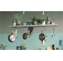 Küchenszene mit hängendem Topfregal, Töpfen, Pflanzen und Küchenutensilien